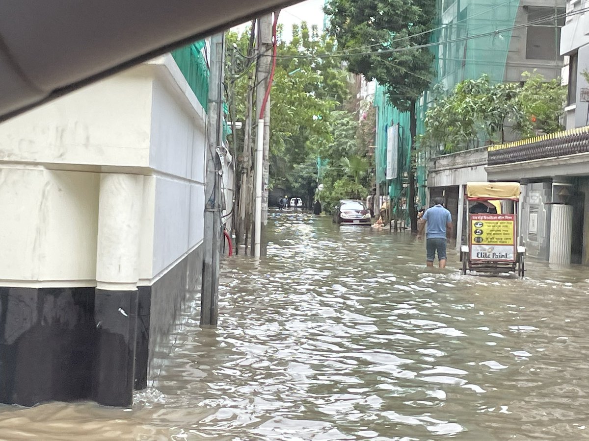 NosbachMarc's tweet photo. Dhaka commuters tackle flooded streets, after Tropical Storm #Sitrang made landfall in Bangladesh. https://t.co/r5rCHz7kk0
