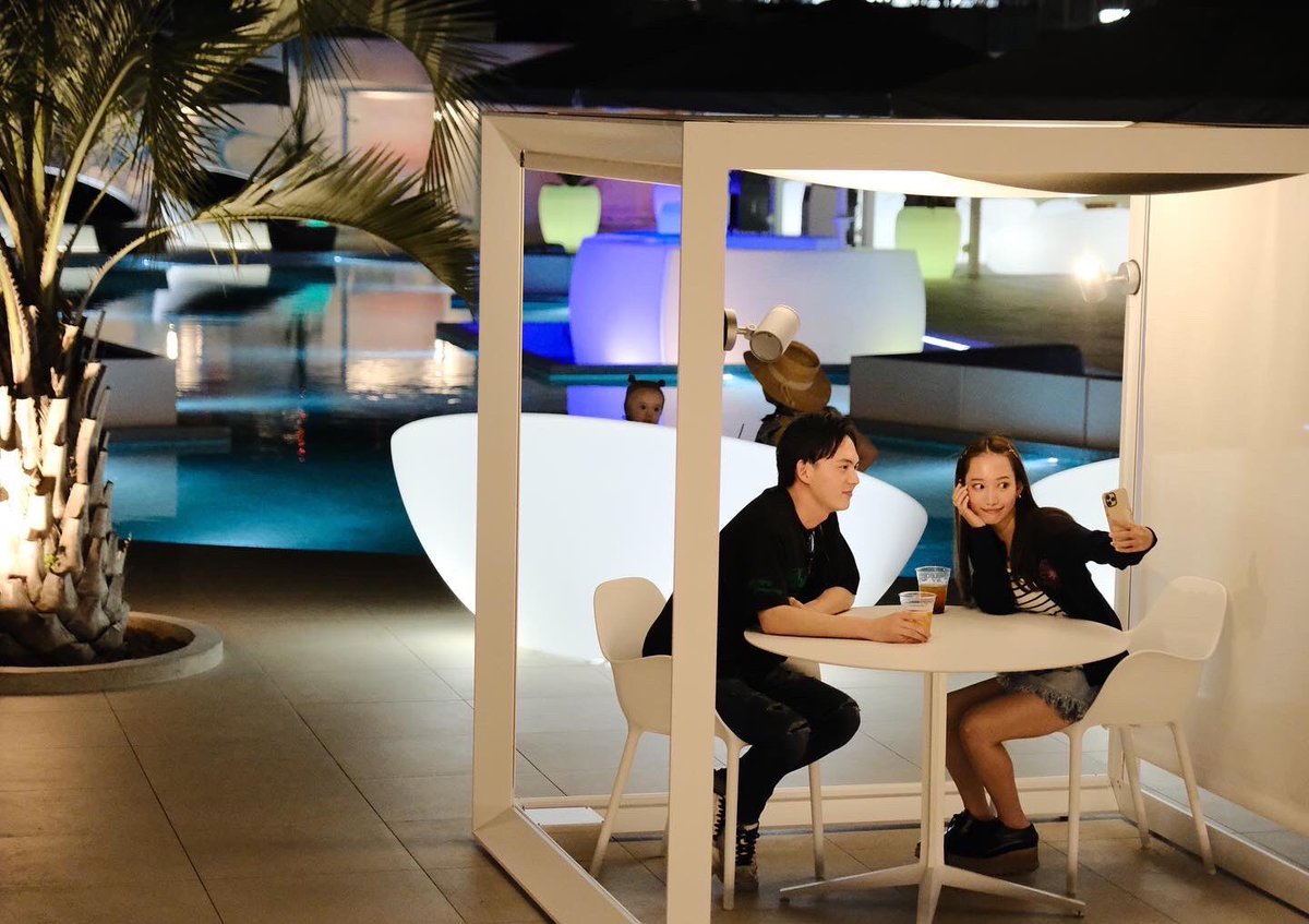 kiranah_toyosu's tweet image. 📸PHOTO SPOT：NIGHT TIME🌙
#POOLAREA

カラフルなライトアップが印象的なプールエリアはどこを切り取っても非日常的な絵になる空間！
とくにプールサイドのテーブルにはスポットライトがあるので自撮りにおすすめです📷✨

#キラナリゾート豊洲