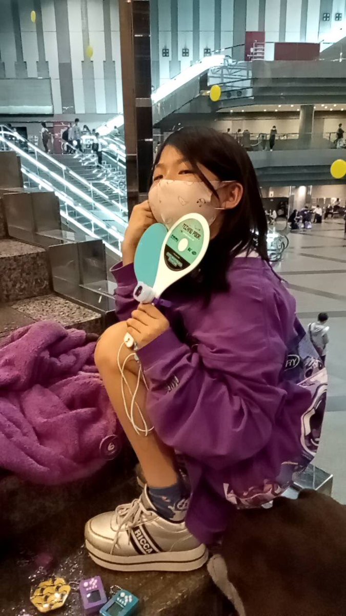 s195NCmewVSg1UA's tweet photo. りあは、今日
名古屋でおこなわれる
#ずっと真夜中でいいのに  さんの
コンサートに行っています。

すでに何かいろいろと
買っている模様。
#センチュリーホール
#テクノプア
#gamecentertour https://t.co/UVQTgbmeF1