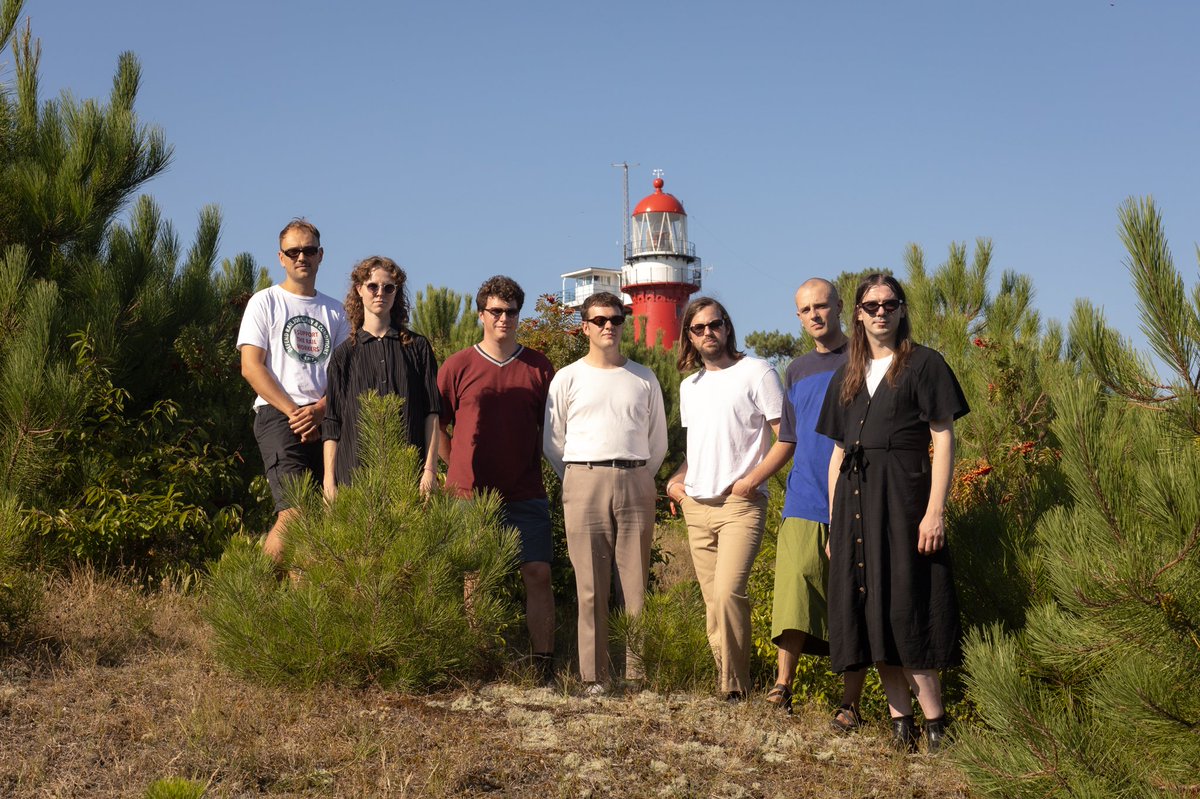 Yes, <a href="/carolinetheband/">𝐜𝐚𝐫𝐨𝐥𝐢𝐧𝐞</a> draws inspiration from folk, Midwest emo and postrock. But much more important to the London formation's unique sound is the physical space surrounding them, wherever it is they're playing. fr-nt.nl/en/2022/10/25/…
