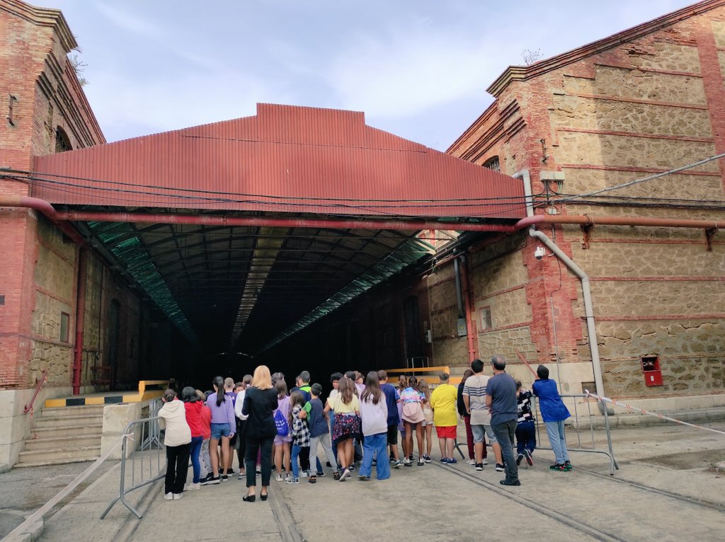 IFEF_cadiz's tweet photo. Segundo día de visitas a los Antiguos Depósitos de Tabaco de Cádiz. 

La mañana, enfocada de nuevo a los centros educativos de la zona EDUSI.

Hemos comenzado con el alumnado del CEIP Fermín Salvoechea.

Edusi 2020 " Un proyecto de ciudad", cofinanciada 80% FEDER 🇪🇺

@Cadiz_es https://t.co/krlO4RluKT