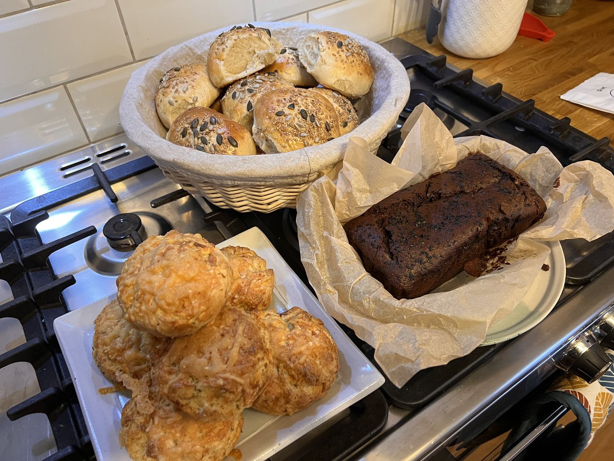 Battle of the cardiologists… <a href="/DrDavidWarriner/">David Warriner</a> vs <a href="/DrAseemMalhotra/">Dr Aseem Malhotra</a> Carbs vs no carbs? Home baking wins! #Imwithdave #VaccinesWork