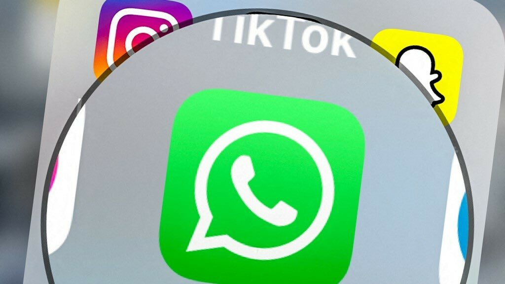 Tellitweb's tweet photo. Oups! Panne mondiale : WhatsApp en panne 
Depuis environ 8h30 ce mardi matin, le problème persiste au Luxembourg, comme partout dans le monde. Le groupe américain Meta travaille à la résolution de cette panne à l'échelle mondiale. https://t.co/0fEUWh2mD7 https://t.co/v1VWIQcBor