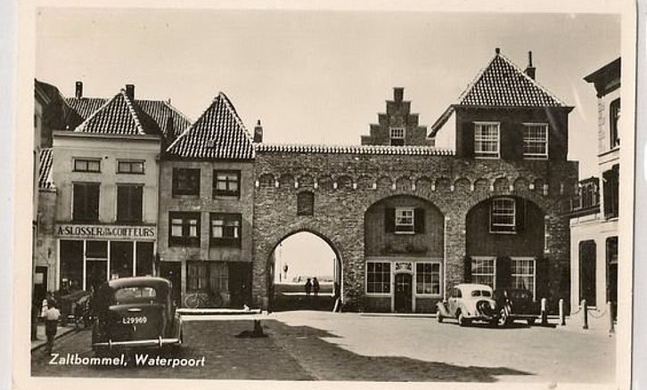 vestingdriehoek's tweet photo. Zaltbommel, een oude vesting-hanzestad van meer dan 1000 jaar oud. 🕯️

Te zien is de 14de-eeuwse Waterpoort die de enige overgebleven stadspoort van Zaltbommel is.🎥

Weet jij meer over de Waterpoort óf heb je nog mooie herinneringen aan deze poort? Laat het weten! 💬 https://t.co/3jTrveM1ry