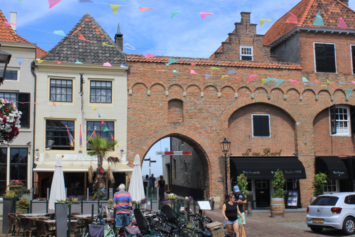 Zaltbommel, een oude vesting-hanzestad van meer dan 1000 jaar oud. 🕯️

Te zien is de 14de-eeuwse Waterpoort die de enige overgebleven stadspoort van Zaltbommel is.🎥

Weet jij meer over de Waterpoort óf heb je nog mooie herinneringen aan deze poort? Laat het weten! 💬