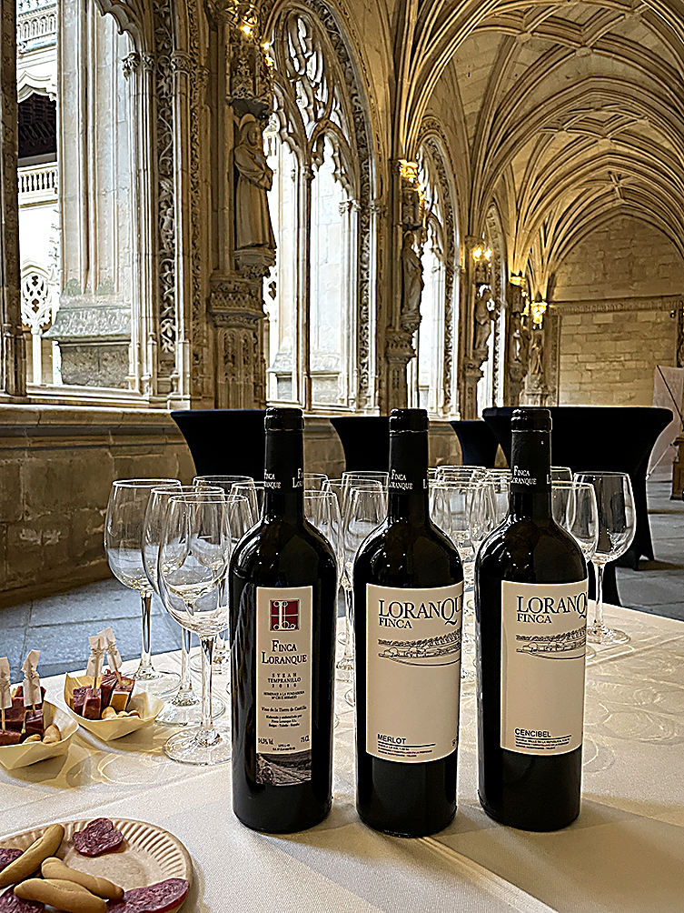 FincaLoranque's tweet photo. Sólo en una ciudad tan mágica como Toledo pueden unirse el mejor patrimonio y el disfrute de una cata de vinos. #SunsetWine y @toledoturismo lo ha vuelto a conseguir, espacios únicos entorno al vino. Un honor ser uno de los pioneros de esta espectacular iniciativa https://t.co/eGDvNshPIb