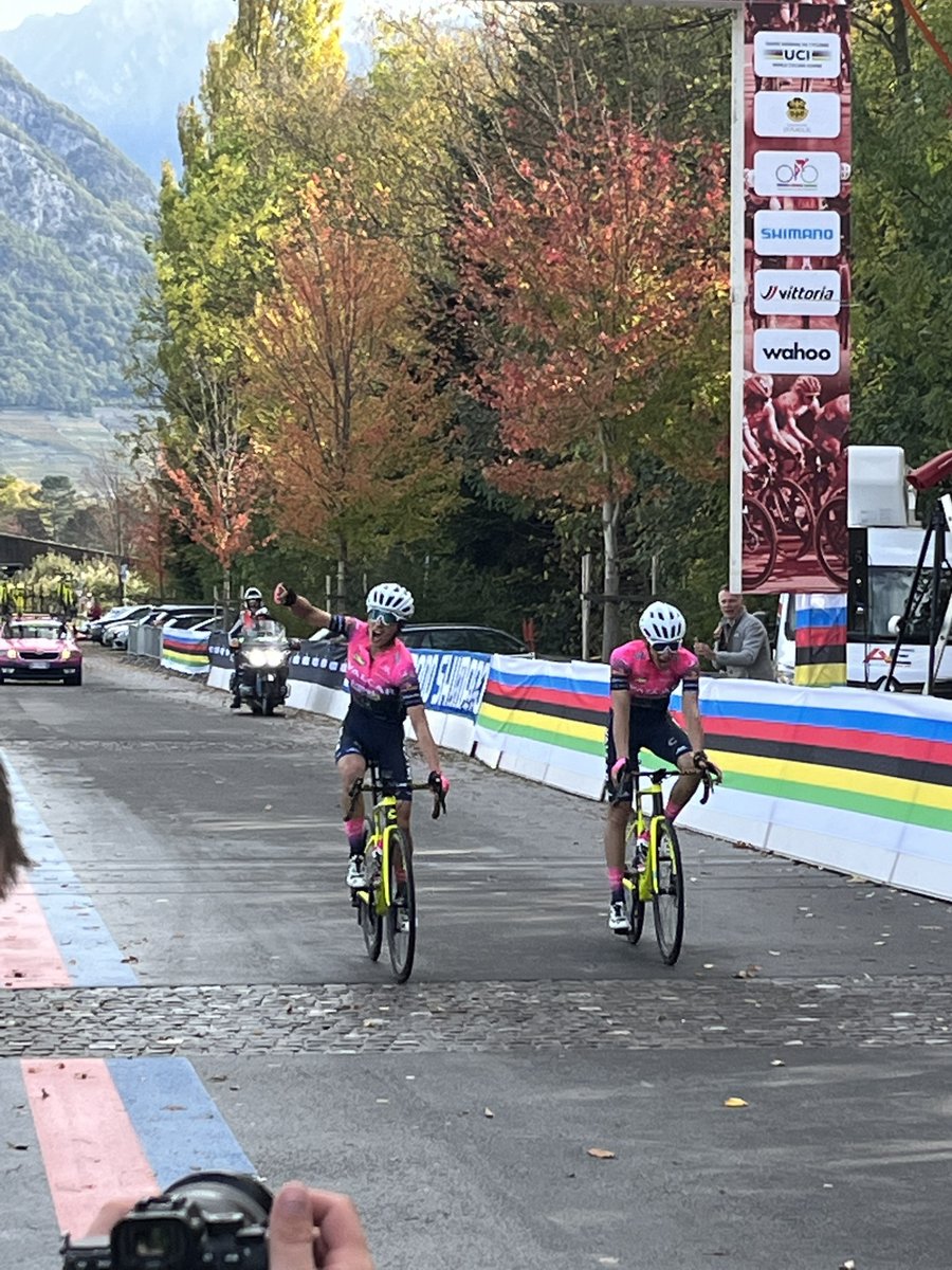 AnneeVelo's tweet photo. Aigle a accueilli dimanche dernier, le championnat d'Afghanistan féminin de cyclisme avec 49 athlètes.
Une course qui est impossible à organiser dans leur pays.
Bien plus qu'un événement sportif, cette course leur ont permis de pédaler en liberté ! https://t.co/cfwYa8XeYA
