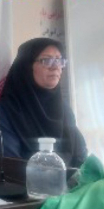 iranhrs99's tweet photo. پیام رسیده از شهرستان قروه:

«ایشون خانم رقیه مومنی مدیر دبیرستان دخترانه هدف شهرستان قروه #کردستان است. کسی که آمار بچه های معترضو به اطلاعات میده.
لطفا افشاش کنید خانواده ها بدونن بچه هاشونو دست کی میسپارن، ایشون هفته قبل آمار بچه ها رو داده و به حراست کشونده بود»

#مهسا_امینی https://t.co/vnQSNMh6xu