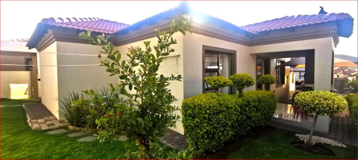 Cluster Stand alone House for sale R1 300 000 Sagewood, Midrand. Beautiful Simplex in a 24 hour secure estate. 2 bedroom, Open plan living, full bath, patio, double automatic garage, private garden &amp; visitors parking Located close to the Shops &amp; Highway contact Bobby 082 574 1846