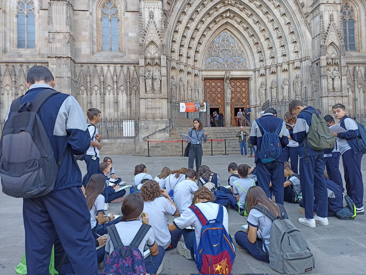 ESONatzEsplu's tweet photo. Observem la façana de la catedral esbrinant tota la seva simbologia #2esonzt #Momentum #loockup https://t.co/ZicxH7W57Z