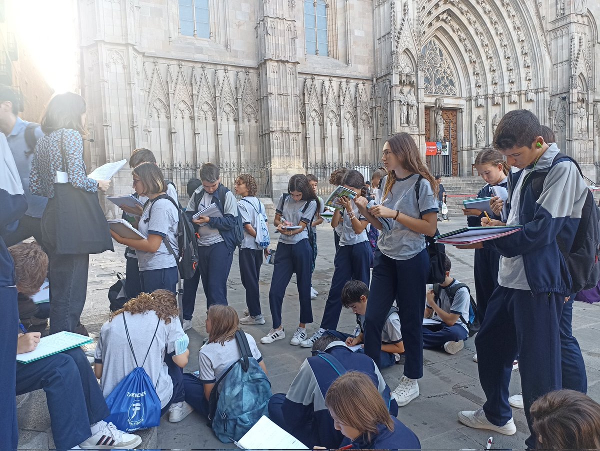 ESONatzEsplu's tweet photo. Observem la façana de la catedral esbrinant tota la seva simbologia #2esonzt #Momentum #loockup https://t.co/ZicxH7W57Z