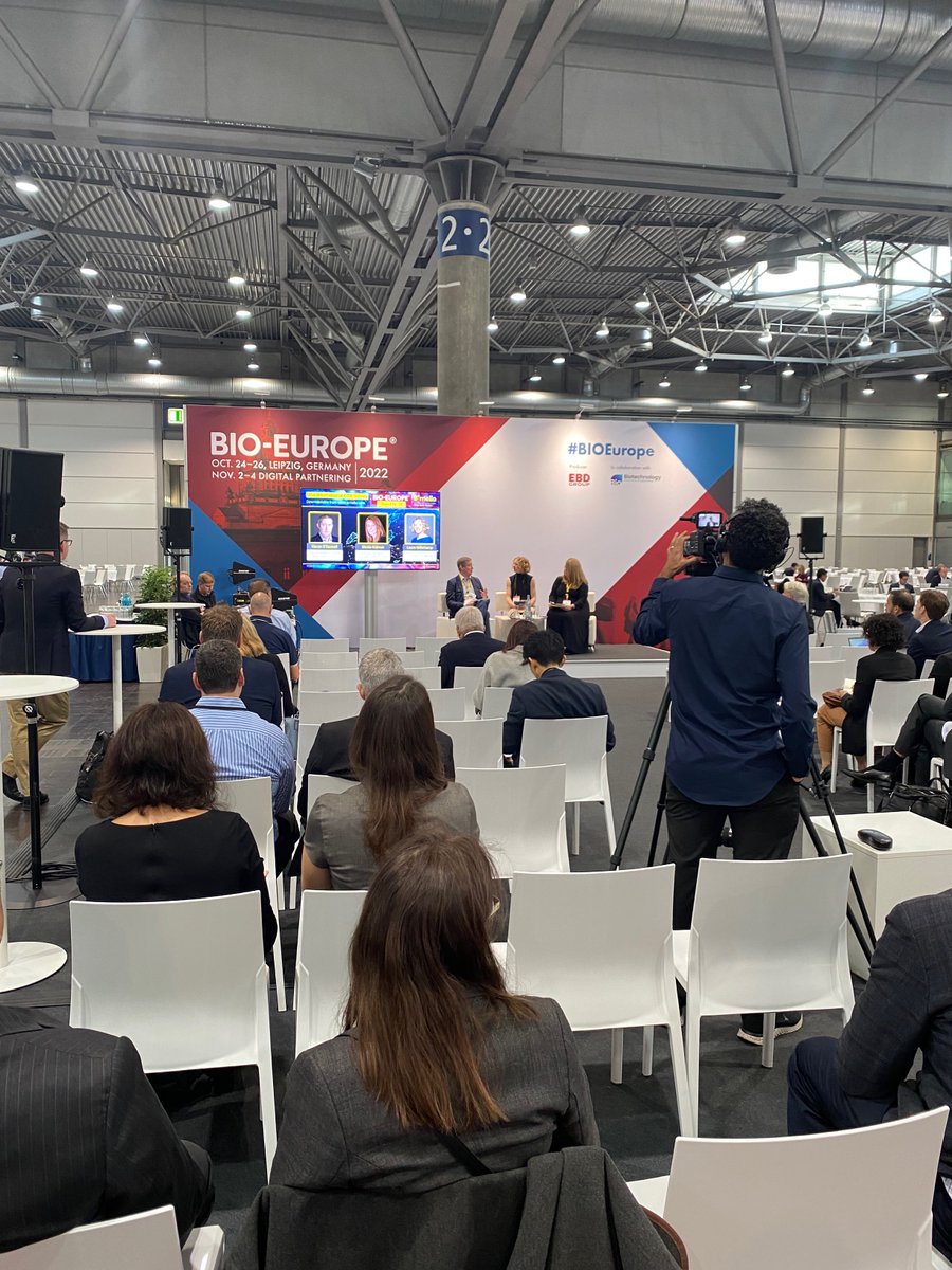 Evaluate tweet media