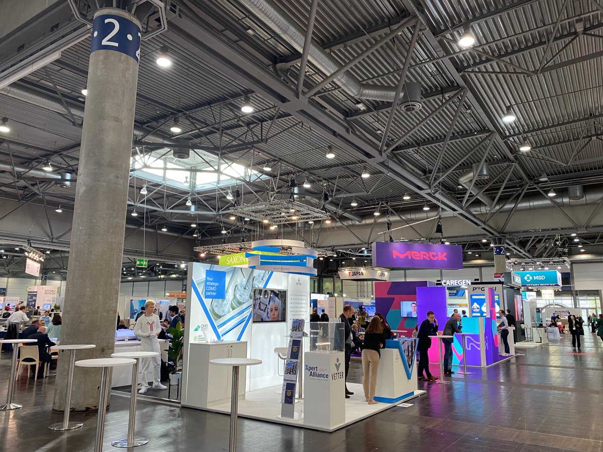 Evaluate tweet media