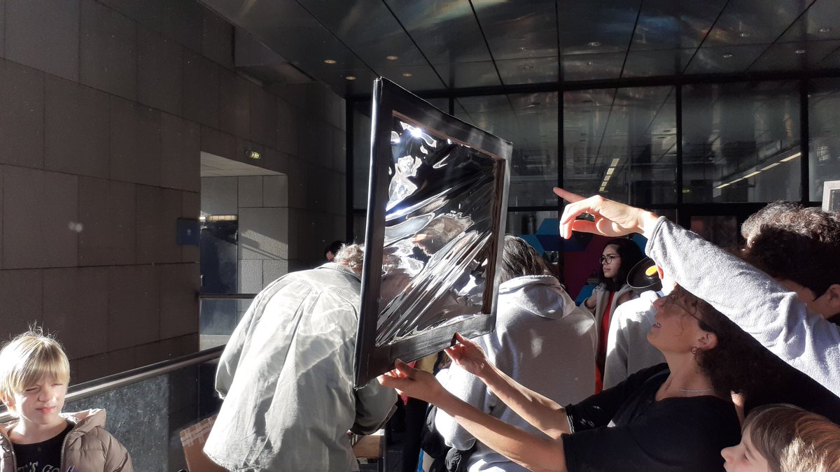 citedessciences's tweet photo. Observation de l'éclipse partielle du soleil en cours, avec nos publics !

#Eclipsesolaire https://t.co/Wgche146Dl