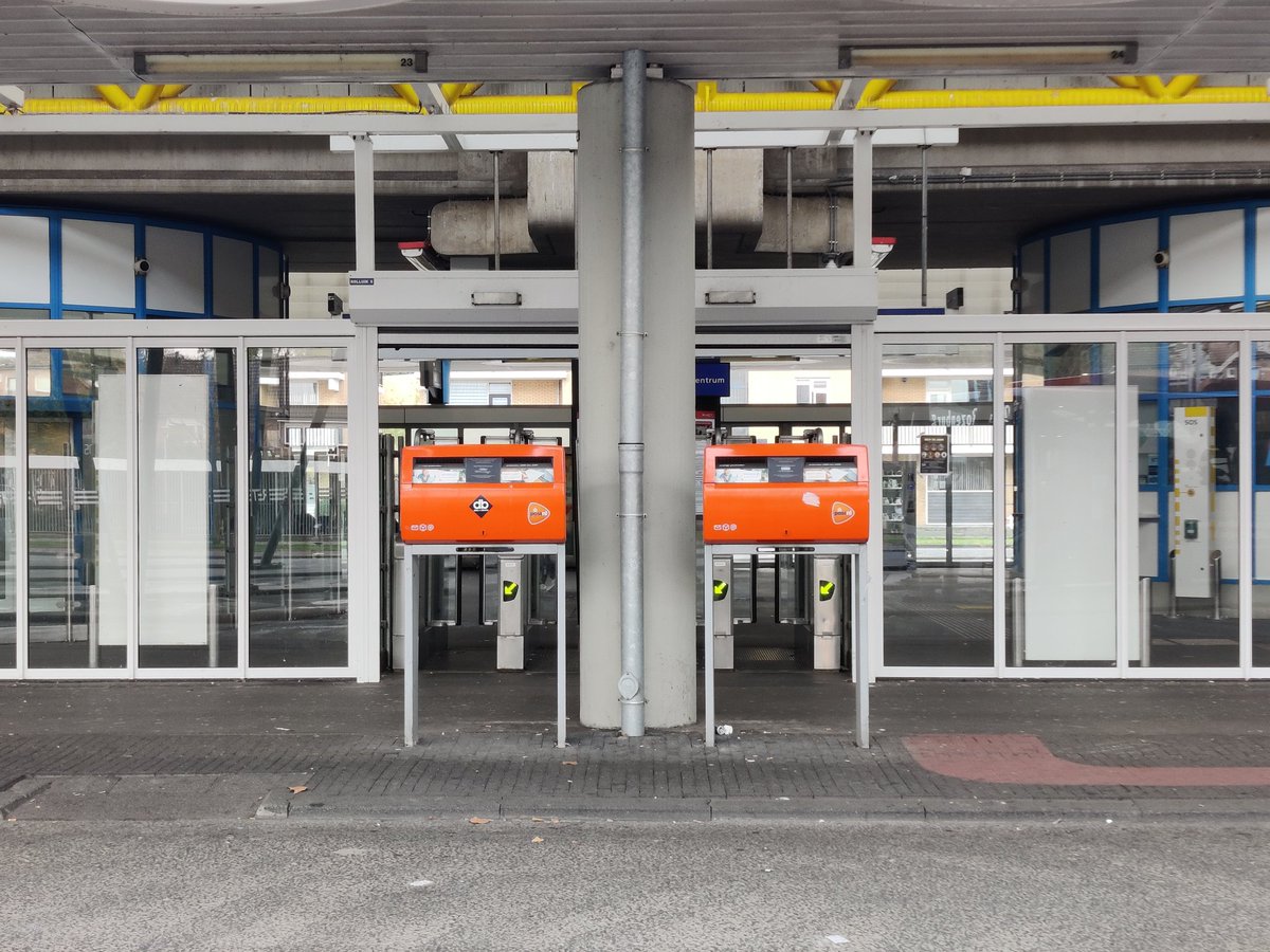ErwinGraphy's tweet photo. @rijnmondveilig @RETRotterdam @kazspk moest er calamiteiten zijn bij metro Spijkenisse staan er 2 brievenbussen voor de poortjes euh niet zo handig toch? https://t.co/fJ4oGrNUyK