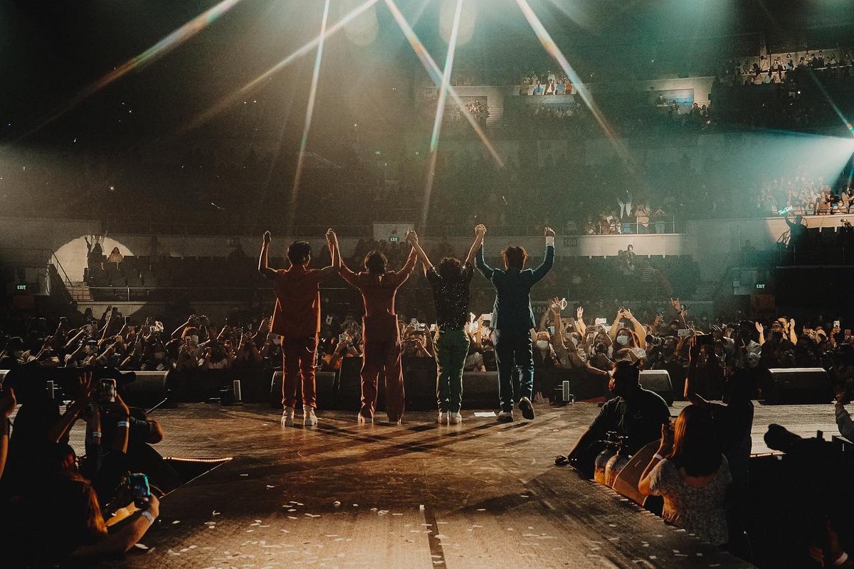 A night that we’ll cherish forever. ✨

I’m grateful to all the people who worked hard for this dream to become a reality. And of course to our God who’s been so good and faithful to us. 🤍

There is more. ≡
#TheJuansLiveInAraneta 
@TheJuans_BAND