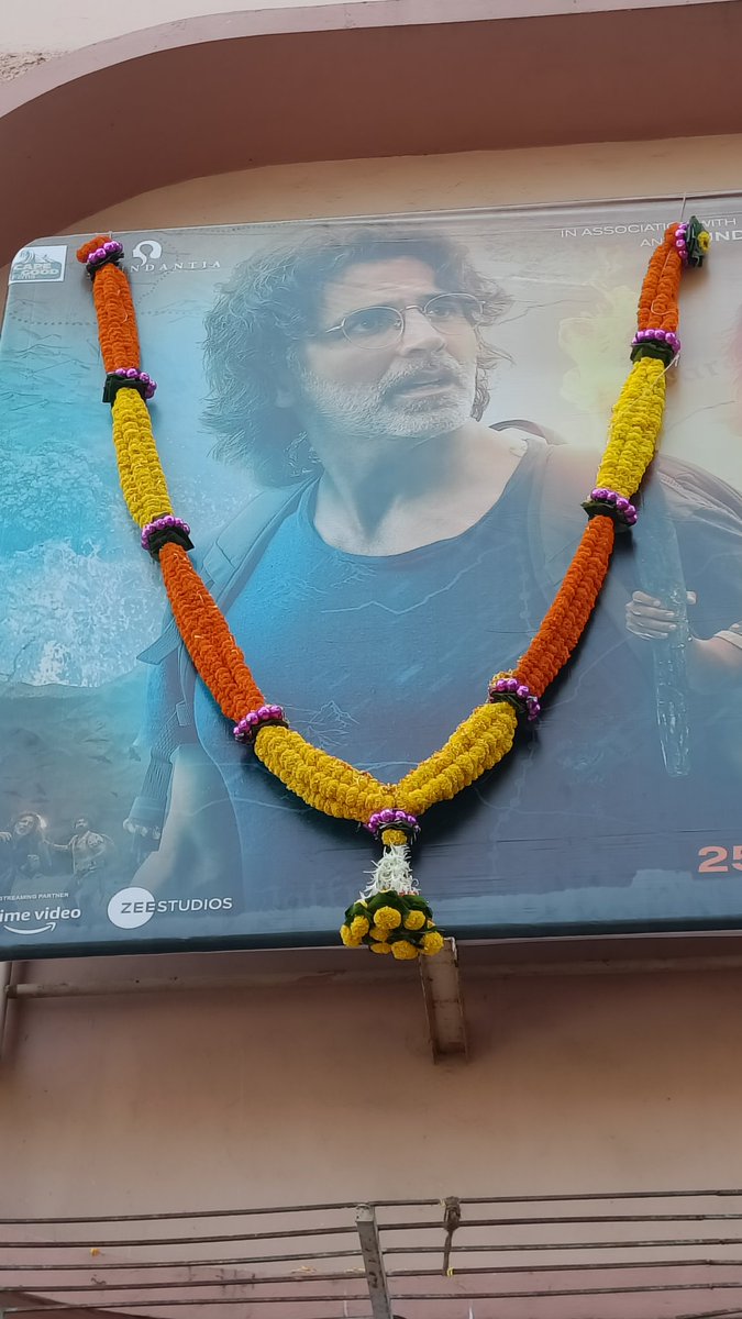 VeerAkkians's tweet photo. Gaiety will always be garlanded when it's ruler arrives...
#RamSetuFDFS https://t.co/JybWslBBzQ