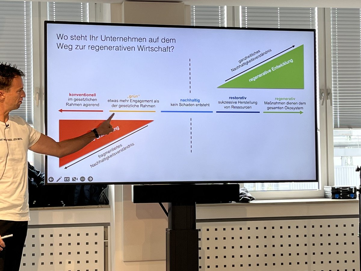 zu_nachhaltig's tweet photo. „Inzwischen reicht es schon nicht mehr, klimaneutral zu wirtschaften, wir müssen regenerativ sein“, - kein geringeres Ziel gibt @fu_turedesigner aus #Nachhaltigkeit #doppelteTransformation #WSXD https://t.co/O0aKcZHuKj