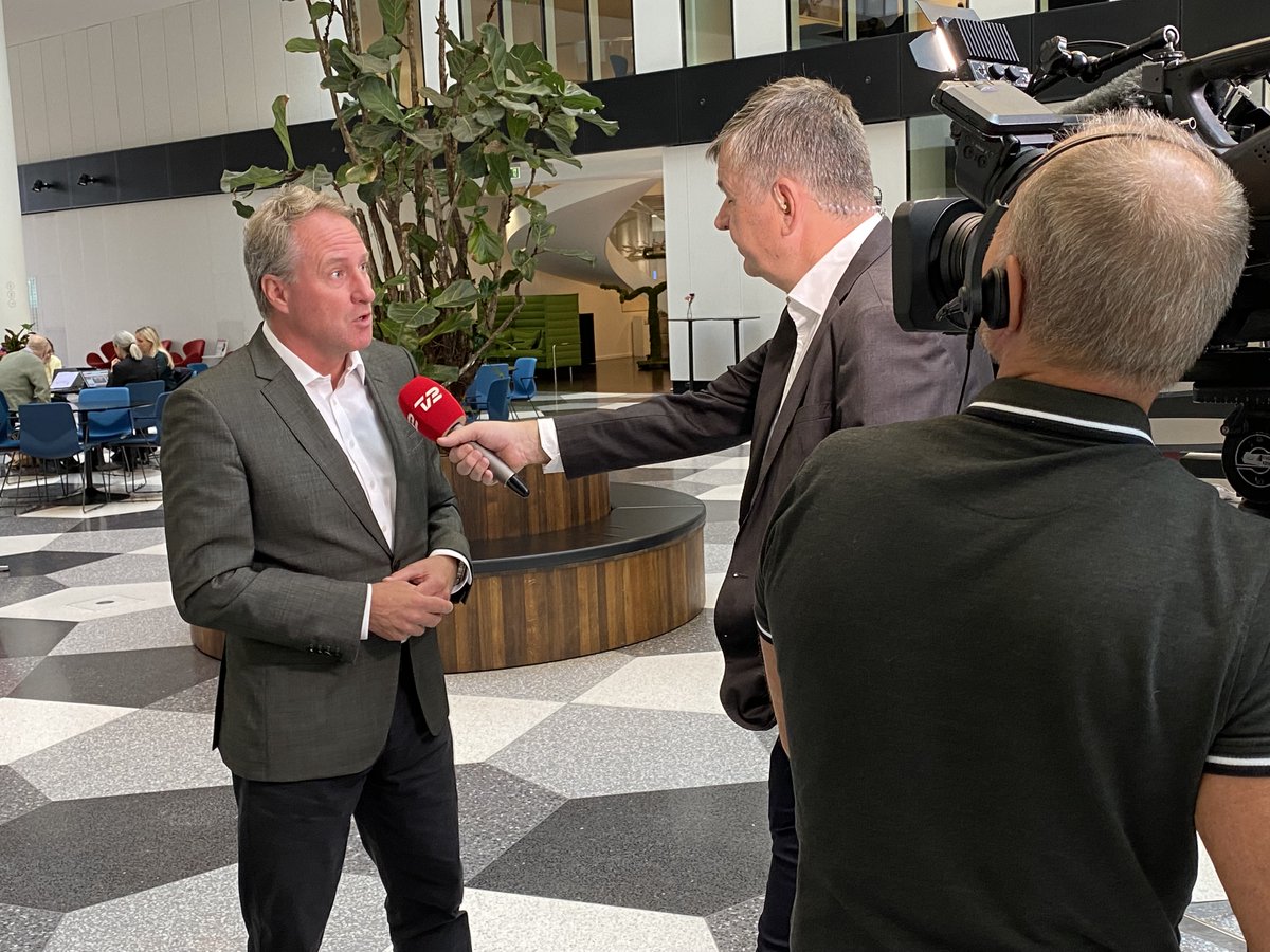 DanskIndustri's tweet image. Havvindmølleprojektet fra Ørsted og CIP er et spring fremad for den grønne omstilling, siger Lars Sandahl Sørensen, DI. Udfordringerne er nu at forkorte myndighedernes godkendelsestid og skaffe arbejdskraft, så møllerne kan snurre i 2027. #DKpol #DKbiz #DKenergi #valg22 #dkgreen