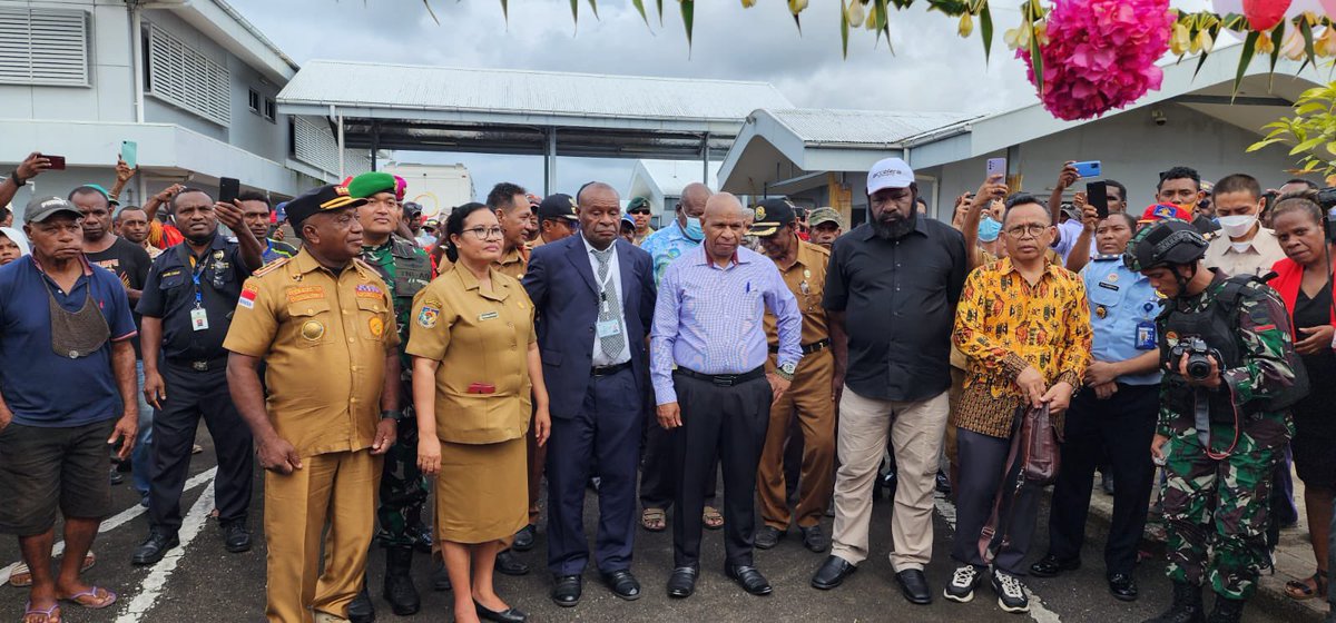The Wutung-PNG Border Post has been reopened 24/10 following the opening of the 🇮🇩 Border Post in Skow since May 2022 that was closed due to the Covid-19 pandemic. The reopening of the border is to revive people's economic activities between 🇮🇩-🇵🇬. more: kem.lu/4lp
