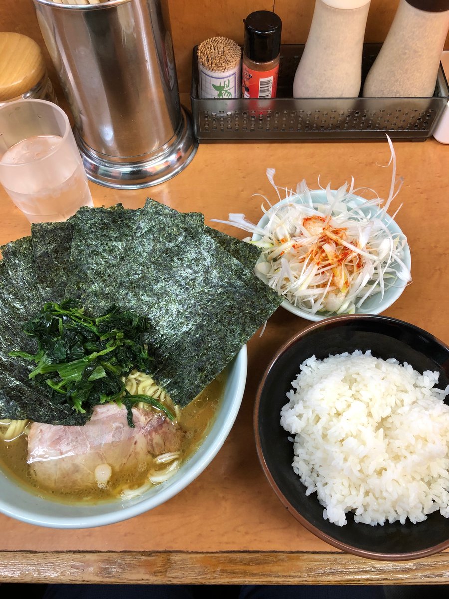 T54636849's tweet photo. 町田家@新百合ヶ丘
ラーメン （のり、ネギ）、ライス

○満点コスパ💯
○寒い日に染みる〜😖
○のりもスープに負けないやつ👊 https://t.co/G1JrF07vw2