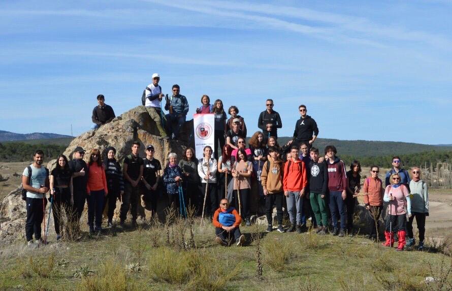 SengulSehit's tweet photo. Okulumuz doğa yürüyüşü kulübü öğrencileri kulüp rehber ve okulumuz kimya öğretmeni Sanem İNCİ liderliğinde kulüp etkinlikleri çerçevesinde Yapıldak- Yazılıkaya-Frig-Kral Yolu  parkurunda  doğa yürüyüşü yaptılar. https://t.co/ol5NjsvVLJ