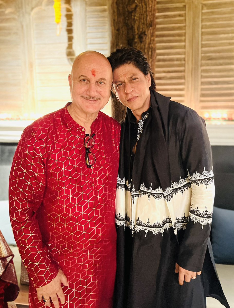 Met my dearest friend <a href="/iamsrk/">Shah Rukh Khan</a> after a very long time. He was as always loving, caring, respectful, compassionate and of course charming! May God give him all the happiness in the world!❤️😍  #DDLJ #Friend #ShahRukhKhan𓀠