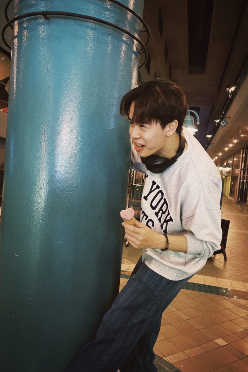 Muonsantweet's tweet photo. อร่อยหัวทิ่ม ไอติมเกือบตก 🍦😍 https://t.co/IleiGUcNZX