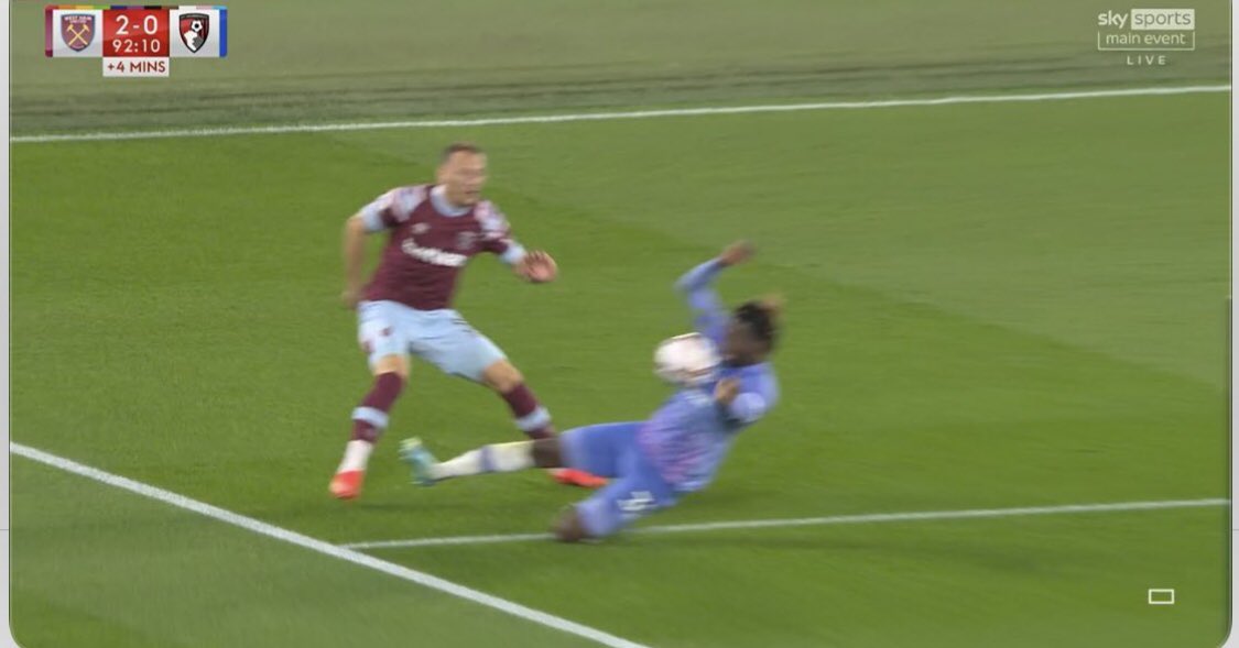 corless_7's tweet image. Hand ball…. Not hand ball 🤔🤔