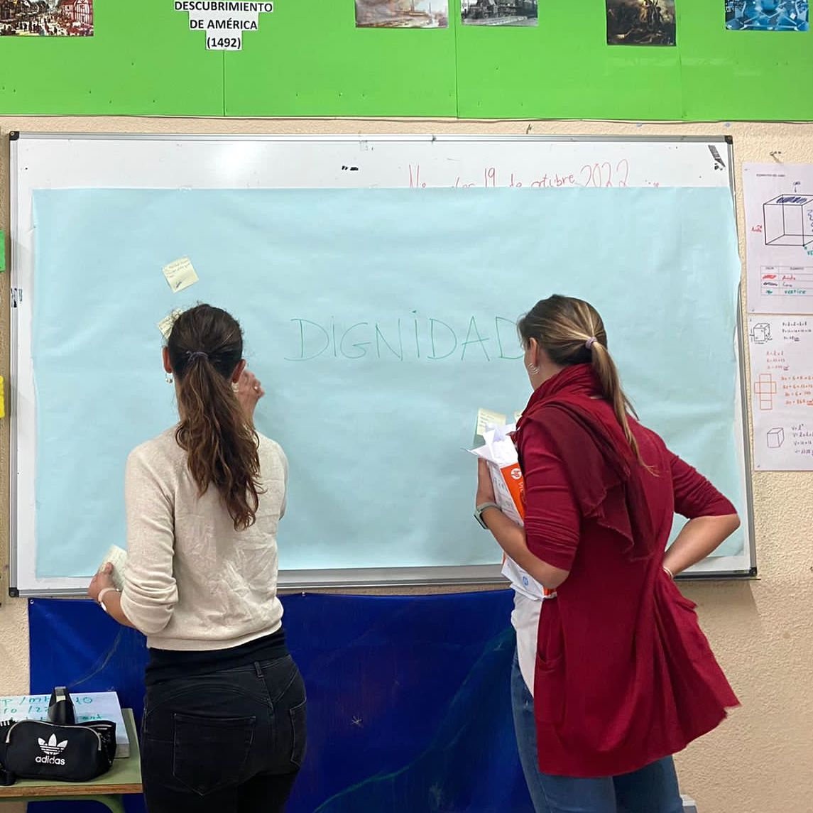 f_aprender's tweet photo. @Observa_URJC @proyectoayo @VisualTeaf Durante una semana, alumnado de 4º ESO preparó el taller con actividades como definir el concepto de identidad con palabras relacionadas, explicar cómo se identifica cada uno a sí mismo, contar experiencias donde hayan ayudado o recibido ayuda de otro. 1/3 https://t.co/VeoA47Uf4R