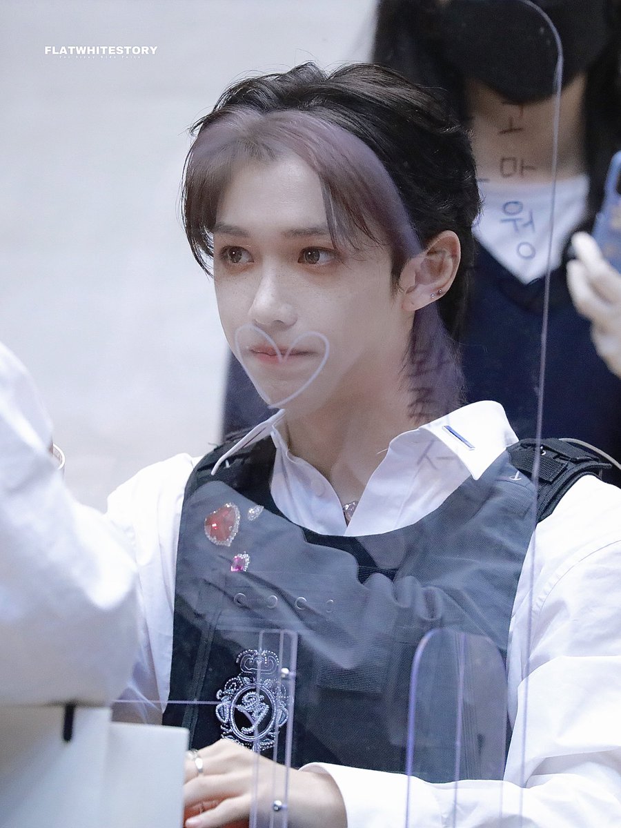 0915_Flat's tweet photo. 221023 팬싸 
주인을 부를 줄 아는 고양이
#FELIX #필릭스 #straykids #스트레이키즈 https://t.co/pDzxhWWMbV