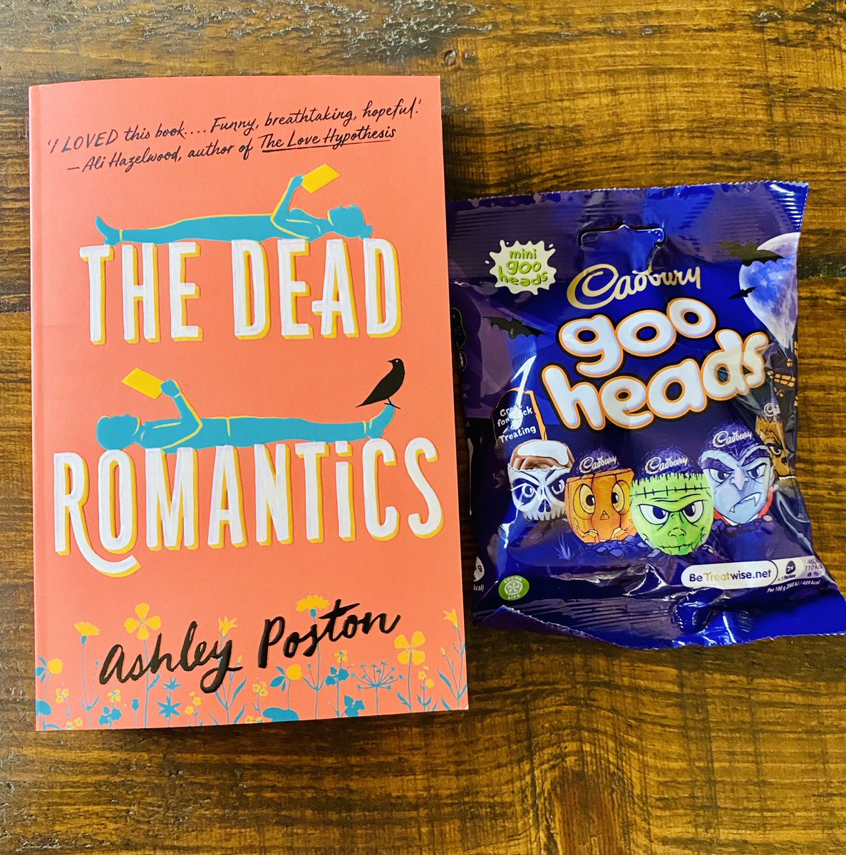 I thought I would do a spooky themed #giveaway this week. #win a copy of The Dead Romantics and a bag of goo heads. RT &amp; Follow to enter. UK only. Closes 28/10/22 at 8pm.