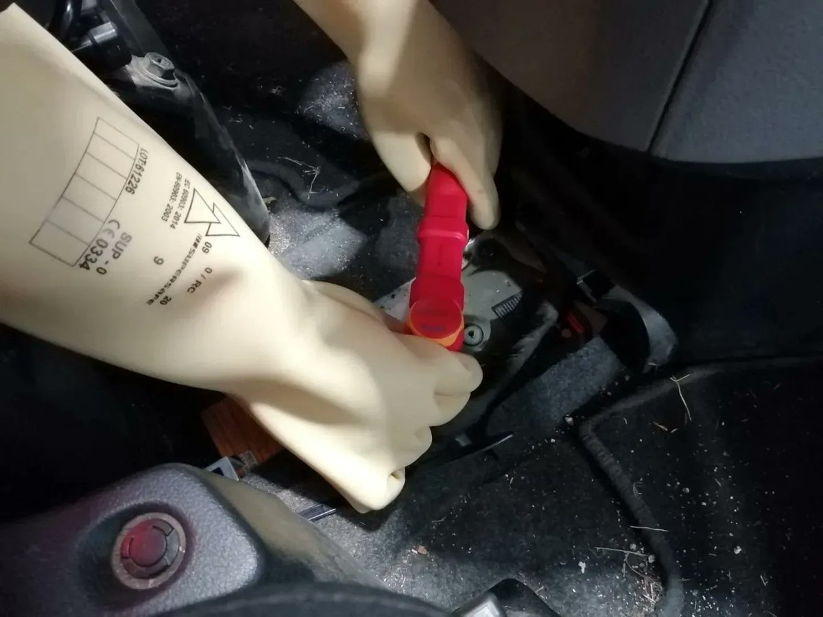 Avui l'alumnat del curs d'Especialització de Vehicles Híbrids i Elèctrics han fet la pràctica de comprovació i desconnexió de la bateria d'alta tensió d'una Nissan NV200 a les instal·lacions del Creve de Santa Perpètua de la Mogoda.

<a href="/educaciocat/">Educació</a> <a href="/activafp/">ActivaFP</a> <a href="/pespm/">Desenvolupament Local SPM</a> <a href="/Nissan_ESP/">Nissan España</a>