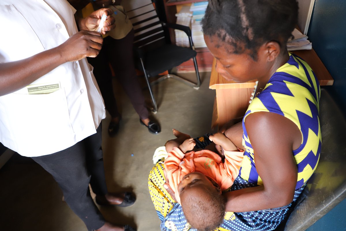OMSMocambique's tweet photo. Adelaide Guilherme jovem mãe de 24 anos residente em #Maratane, em #Nampula 🇲🇿, visita o Centro de saúde para imunizar 💉a sua criança contra #Pólio ,#Penta3 e mostra o seu cartão de vacinação contra #COVID19 onde tomou as três dozes vacina. Faca como ela!👏
@SaudeMisau @eu_echo https://t.co/gk5i5Mkf4C