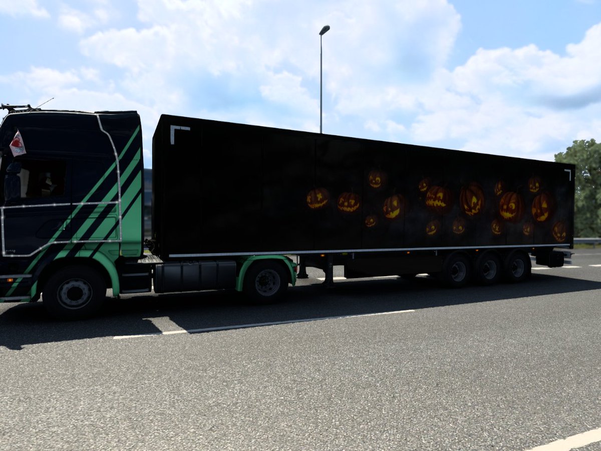 lyta_moon's tweet photo. #TruckersMP Can't say I'm excited that much about the Halloween event that started today at WorldOfTrucks, the rewards could be more substantial - but I'm gonna do it anyway! https://t.co/xvfggTK8lU