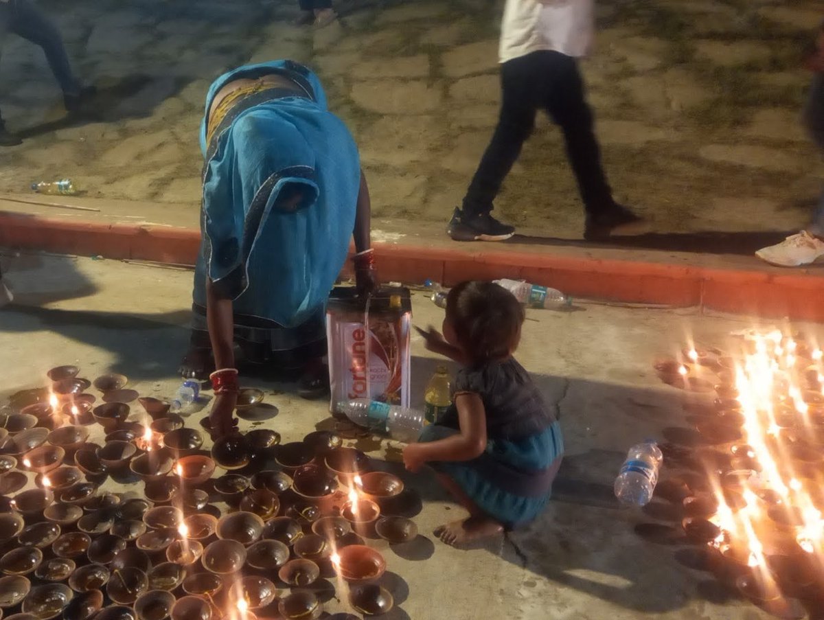 iamAshwiniyadav's tweet photo. करोड़ों रुपये फूँककर लाखों दीपक जलाए गए जिसके बुझते ही सैकड़ों गरीब आकर दीपक का तेल बटोर ले गए खाना बनाने के लिए।

इसी इंडिया की एक तस्वीर ये भी है...
https://t.co/Sjf5e84438 https://t.co/4P445eV1KK