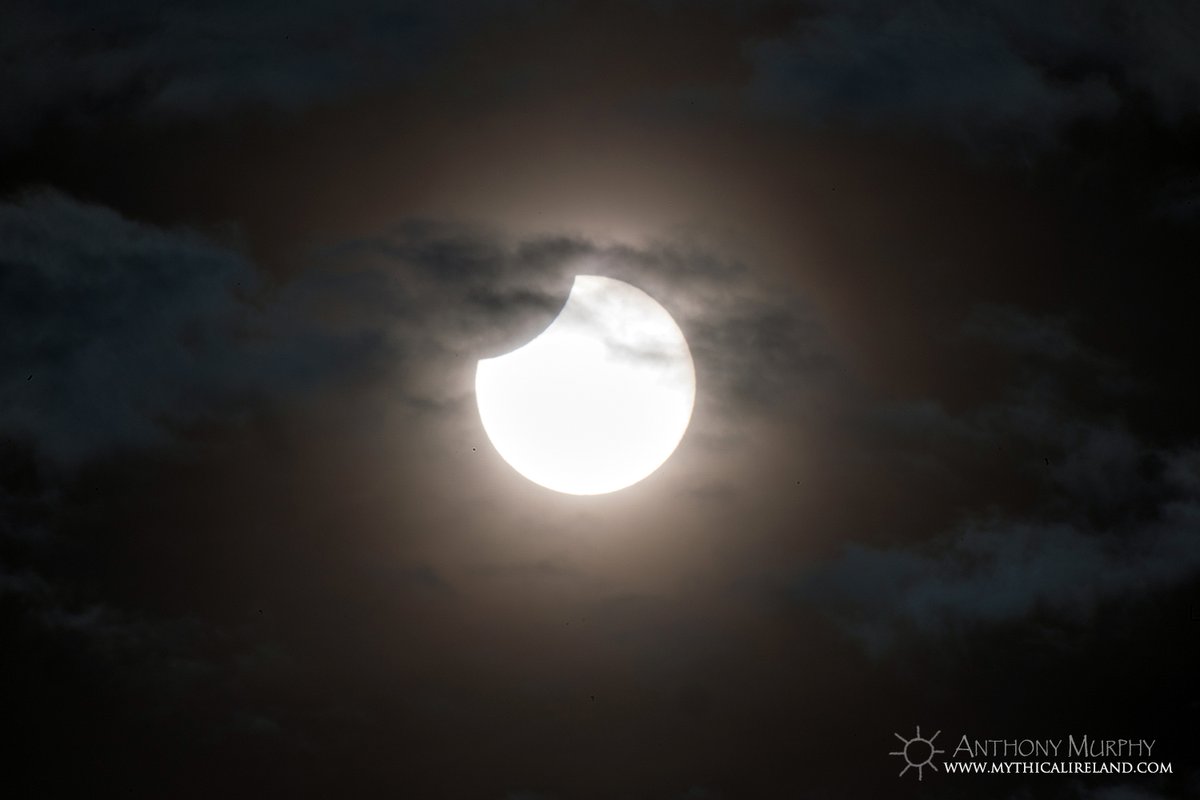 mythicalireland's tweet photo. A partial solar eclipse is under way right now over the Boyne Valley. I snapped this photo of the eclipse just a few minutes ago.

#solareclipse #SolarEclipse2022 #eclipse #sun #moon #astronomy #astrophotography https://t.co/qJd6B52w4x