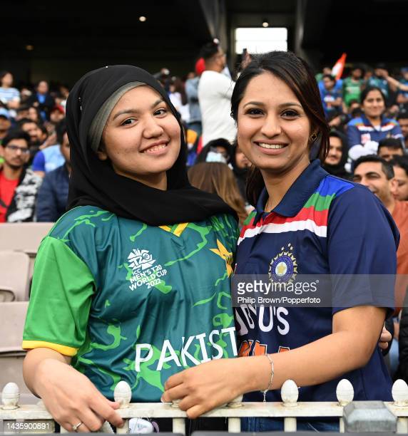 Politicians can be dogs. Indian and Pakistani fans sitting together at MCG. According to politicians, they can't stand each other. 😭😭 #AsiaCupT20 #INDvsPAK2022