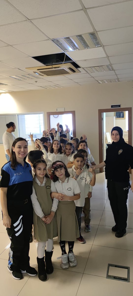 Öğrencilerimiz toplum Destekli Polis projesi kapsamında İlçe Emniyet Müdürlüğü'nün  davetlisi olarak Emniyet Müdürlüğünü ziyaret etti.Polislerimizin sıcak karşılaması,emniyet Müdürümüzün bu güzel daveti için çok teşekkür ederiz.
<a href="/EmniyetGM/">Türk Polis Teşkilatı</a> 
<a href="/tcmeb/">Millî Eğitim Bakanlığı</a> 
<a href="/necatitekbas/">Necati TEKBAŞ</a> 
<a href="/ibrahimhoca61/">İbrahim İPEKÇİOĞLU</a>