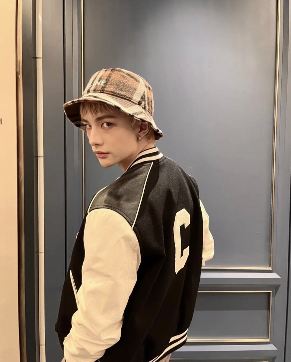 LOOKSHHJ's tweet photo. HYUNJIN FOR CELINE https://t.co/jqu7aDrK1o