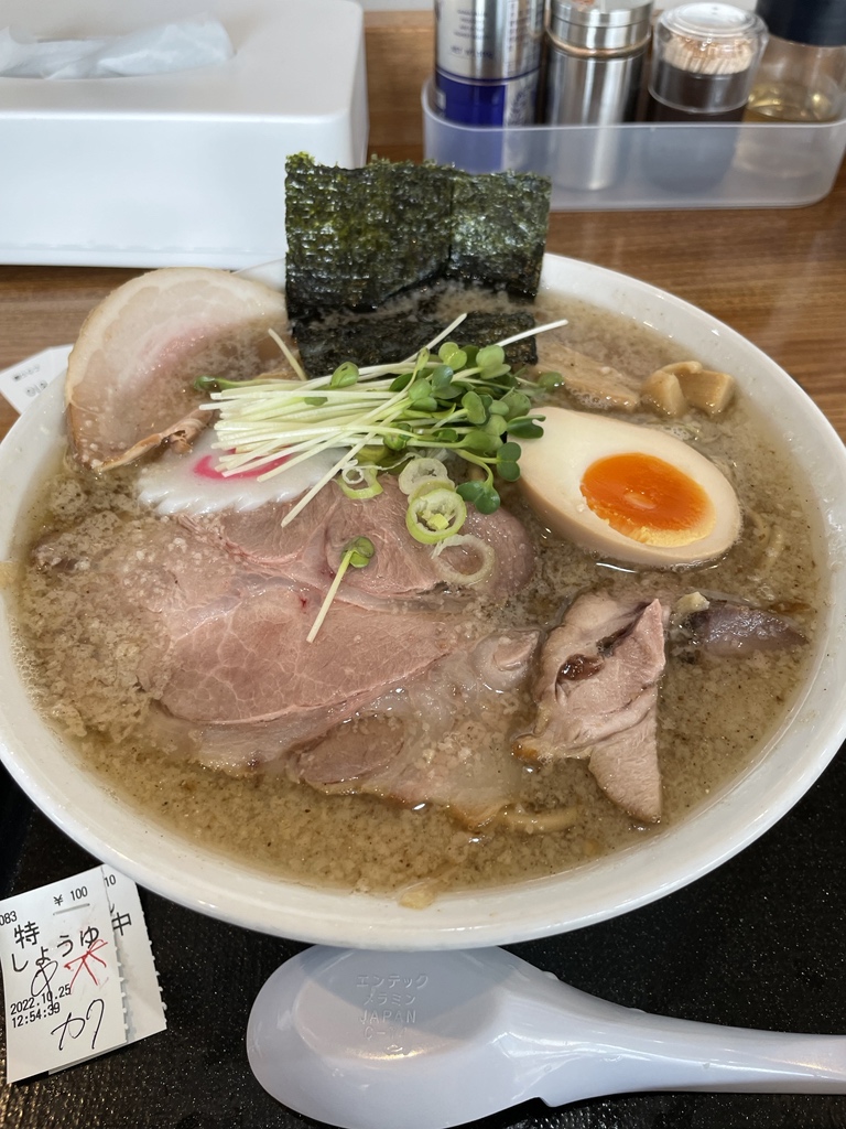 tuya28's tweet photo. 今日のお昼ごはんこうじ屋の特にぼし醤油ラーメン中の太麺910円。煮干しは美味しい、麺量300g（中）はちょっと多い…小（200g）が正解だった…。美味しかったです。ごちそうさまでした。 https://t.co/ZAQx8KgoEq