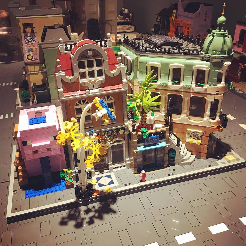 codeadamca's tweet photo. #brickmmo #lego #boutiquehotel #bookshop #thepighouse #minecraft https://t.co/TKGKymmEGy https://t.co/8JNoXTdKLn
