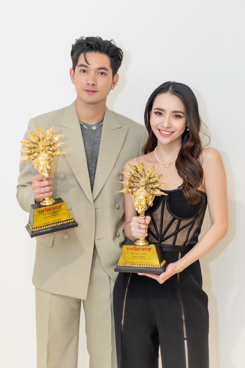 Praismon's tweet photo. ขอยินดีกับเข้มมุกเคมีปังของนาคราชครั้งที่5ดารายอดนิยมชาย/ดารายอดนิยมหญิงปี2565🎉🎉🎉🎉🎊🎊#เข้มมุก https://t.co/Z3Pl8T2cao