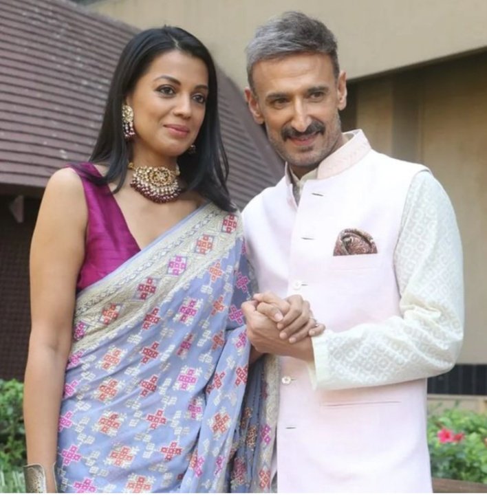 The elegant beauty @mugdhagodse267 mam, along with @RahulDevRising sir, launched her saree brand #saareemood, on the auspicious occasion of Diwali foraying into luxury sarees ... #HappyDiwali