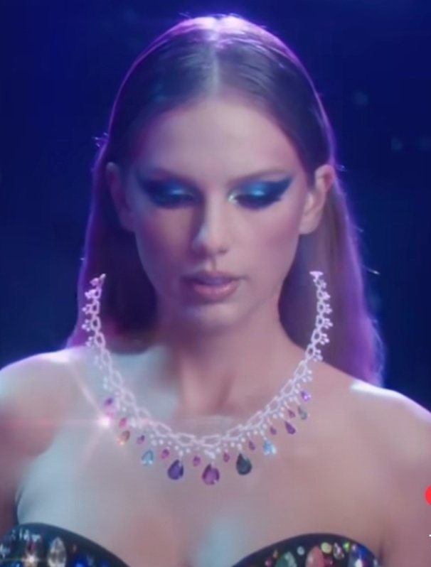 Las sombras de sus ojos simbolizan los álbumes que aún no le pertenecen: Verde (debut), morado (speak now), azul (1989) y negro (reputation) #TaylorSwiftMidnights #BejeweledMusicVideo