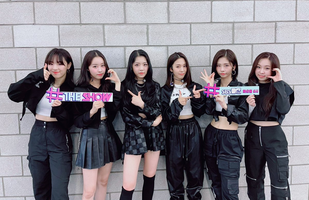 theshow_offcl's tweet photo. 📢 아아 10월 24일부로 우리나라가 입헌군주제👑가 됐음을 선포한다
바로 더쇼에 여섯명의 👸여왕들이👸 데뷔했으니까...
무대를 'Yummy Yummy’ 씹어먹을🫦 퀸둥이들 등장😎

#THESHOW #더쇼 #퀸즈아이 #Yummy_Yummy @Queenz_Eye https://t.co/SLPQ8rL472