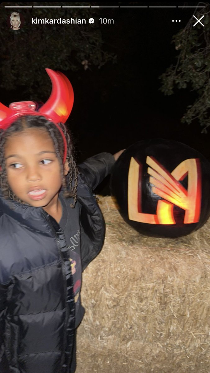 Keeping Up With the Black &amp; Gold. 

📸 <a href="/KimKardashian/">Kim Kardashian</a>