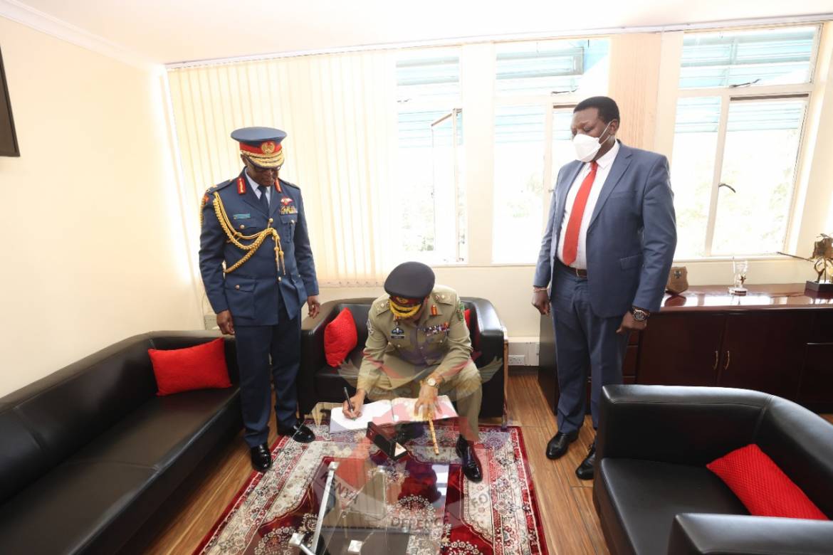 Conflictpk's tweet photo. #pakistan have defence cooperation with #kenya. Army officials several time visited Kenya including General Nadeem Raza in 2022
#ArshadSharif assassination was to send message to #imrankhan &amp; #PTI and to  People who express their freedom of speech.
#PTIOfficial
#Pakistan
#Narobi https://t.co/EMHCZMa9J2