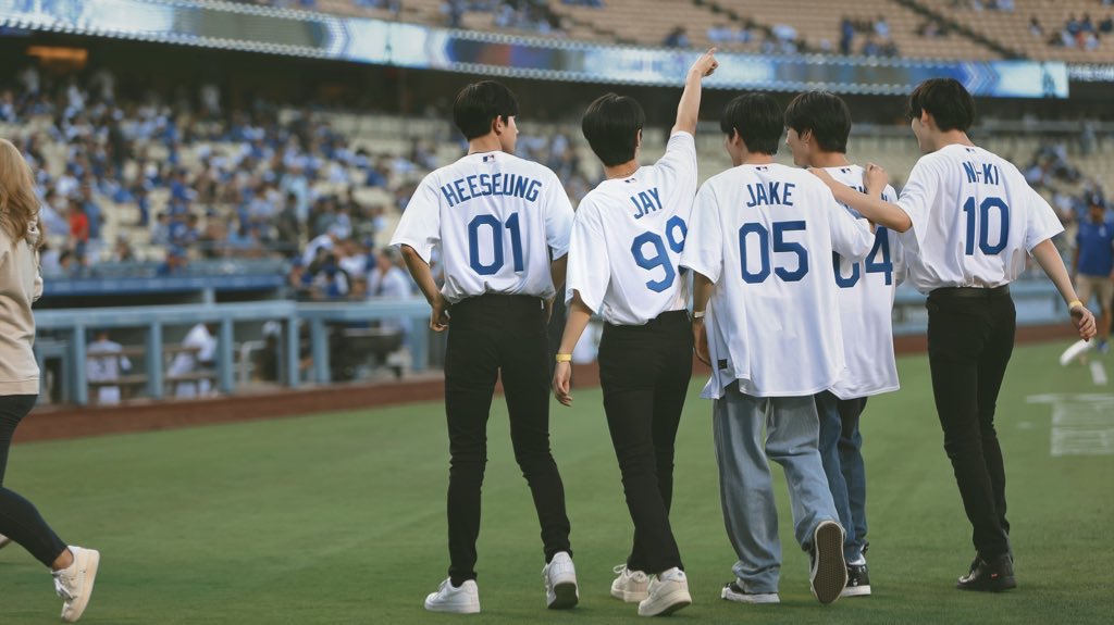 whileusoserious's tweet image. I vote #ENHYPEN for worldwide Fan’s Choice Top10 #MAMAVOTE 🤸🏻‍♀️