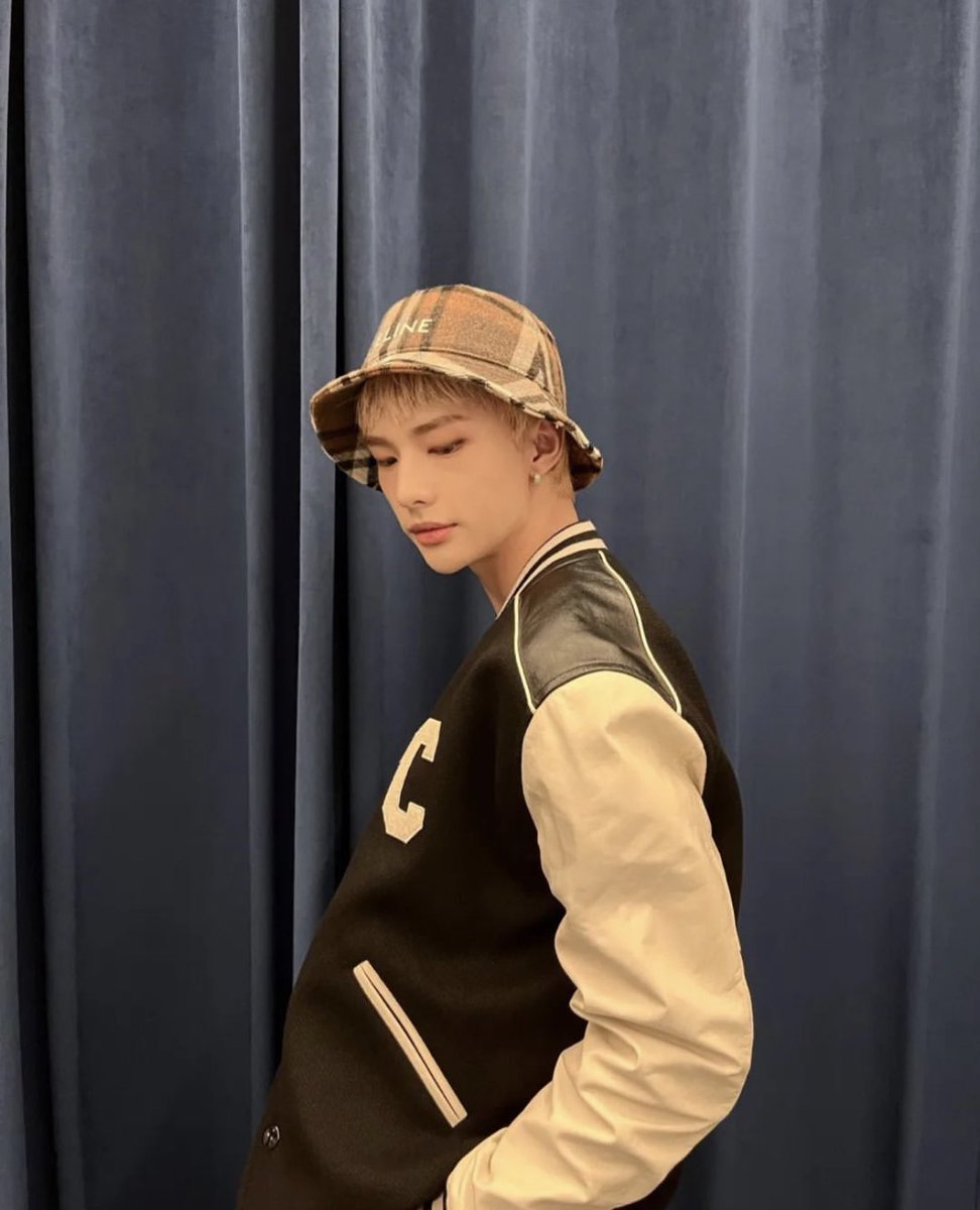 LOOKSHHJ's tweet photo. HYUNJIN for CELINEHOMME WINTER22 Collection https://t.co/e2xa8ZGlAF